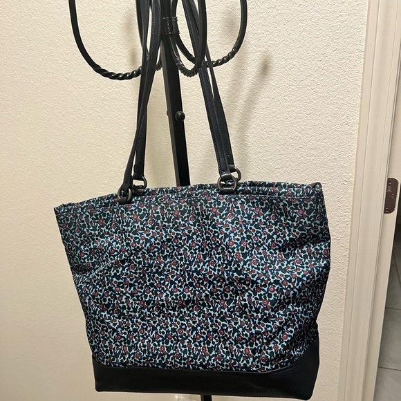 COACH Ranch Floral Nylon &
Navy Blue
Pebble Leather Tote Bag - Picture 5 of 6
